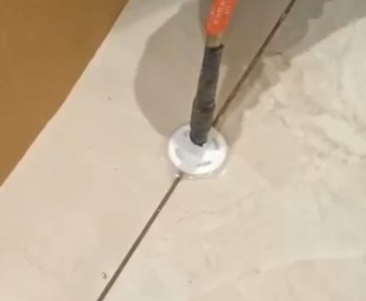 官渡瓷砖空鼓维修公司专业解答瓷砖在铺贴过程中，如果没有涂抹均匀到位的粘结材料（如水泥砂浆或瓷砖胶），可能会导致以下问题